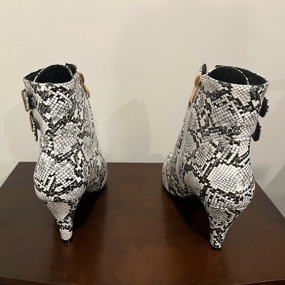 🖤 Black and white snake skin booties 🖤 - Picture 3 of 5